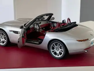 Modelauto's | groot | 1:5 tot 1:12 BMW Dealer Z8 1/12 KYOSHO  80430020877 Zilver met Display