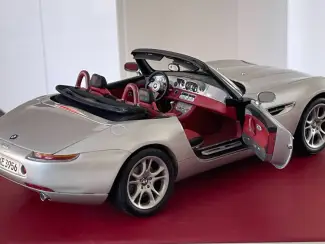 Modelauto's | groot | 1:5 tot 1:12 BMW Dealer Z8 1/12 KYOSHO  80430020877 Zilver met Display
