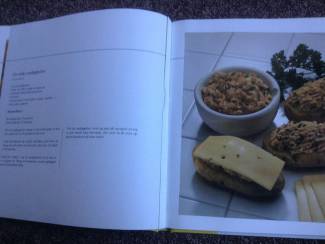 Kookboeken Twee kookboeken een met rundsvlees en een met microgolfoven