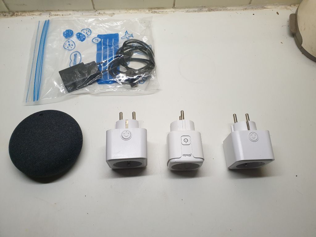 Google nest mini met 3 smart plugs Luidsprekers