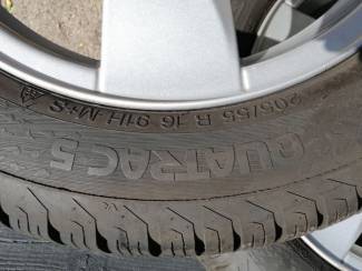 BMW onderdelen 2 vredestein Quatrac 5 banden 205/55R17 M+S 6mm profiel