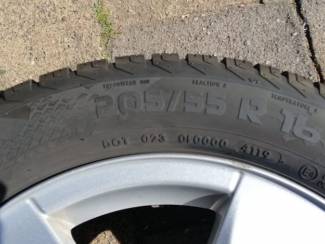 BMW onderdelen 2 vredestein Quatrac 5 banden 205/55R17 M+S 6mm profiel