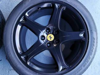 Autobanden Ferrari California Velgen met Pirelli P Zero banden zwart