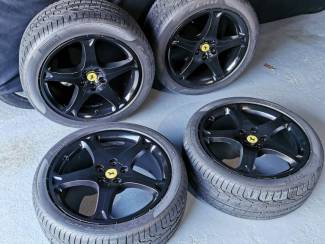 Autobanden Ferrari California Velgen met Pirelli P Zero banden zwart