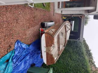 Te restaureren houten boot 4m uit de jaren 60. Met trailer
