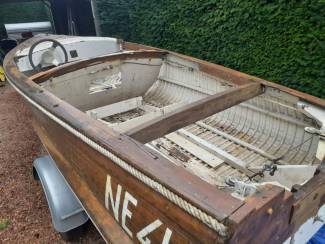 Motorboten Te restaureren houten boot 4m uit de jaren 60. Met trailer