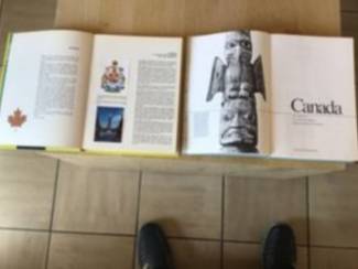 2 boeken v.Canada ,oudere & vernieuwde versie TOP