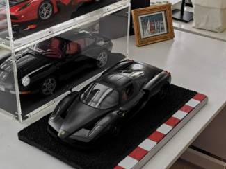 Modelauto's | groot | 1:5 tot 1:12 Ferrari Enzo Model 1:10 met display 46 cm