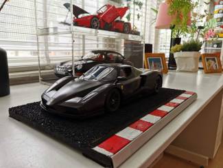 Modelauto's | groot | 1:5 tot 1:12 Ferrari Enzo Model 1:10 met display 46 cm