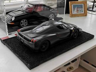 Modelauto's | groot | 1:5 tot 1:12 Ferrari Enzo Model 1:10 met display 46 cm