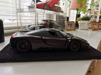 Modelauto's | groot | 1:5 tot 1:12 Ferrari Enzo Model 1:10 met display 46 cm