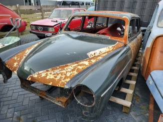 volvo amazone station restauratie met veel delen motor en bak