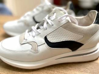 Witte sneakers Floris van Bommel