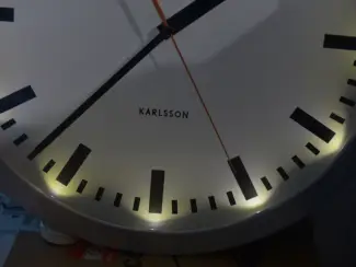 Woonaccessoires | Klokken Grote Karlsson stations klok, met verlichting erin. 46 cm.