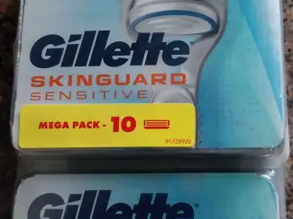 30 gillette skinguard mesjes + apparaat met 2 mesjes