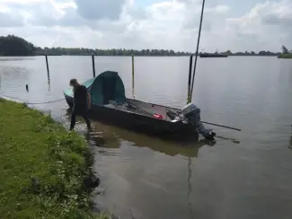 stalen tour vis boot met 15 PK HONDA vier tact BB motor