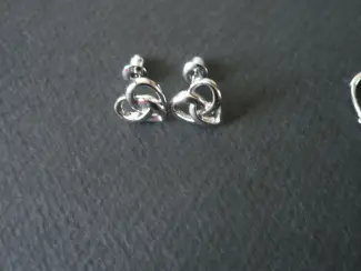 zilveren oor knopjes en ringen