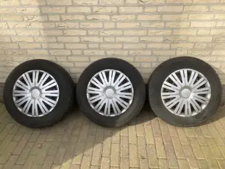 Autobanden Twee winterbanden op velg (VW - Skoda - Audi - Seat)