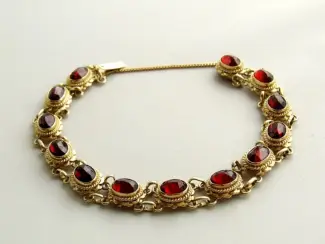 Gouden armband 21cm lengte met granaat van 8mm