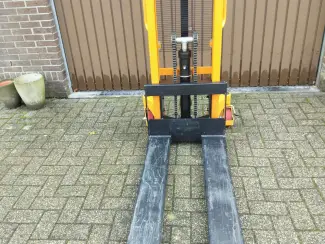 Kantoor en Winkelinrichting Handige stapelaar 1 ton