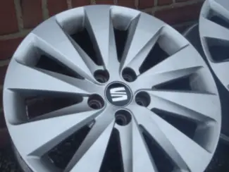 Autobanden 16 Originele Seat Arona 16 inch Velgen Steek 5x100