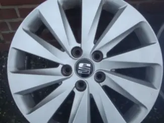 Autobanden 16 Originele Seat Arona 16 inch Velgen Steek 5x100