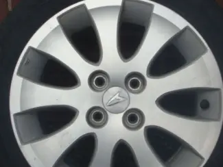 15”inch Daihatsu lichtmetalen velgen met Banden 4x100