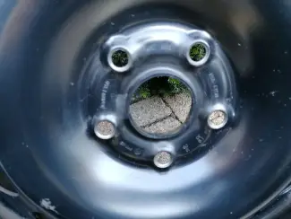 Autobanden Te koop winterbanden op stalen velgen met sierdeksels