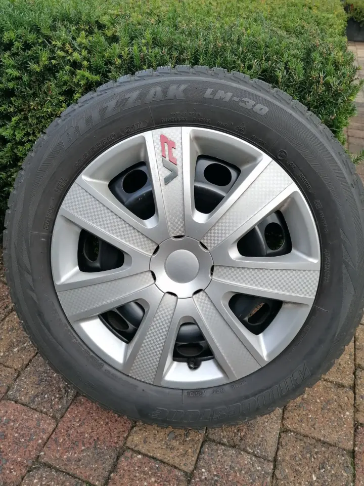 Te koop winterbanden op stalen velgen met sierdeksels