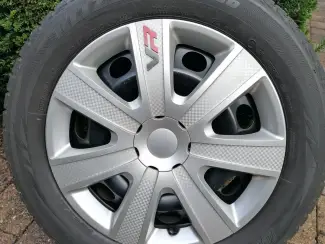 Te koop winterbanden op stalen velgen met sierdeksels