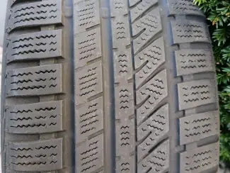 Autobanden Te koop winterbanden op stalen velgen met sierdeksels