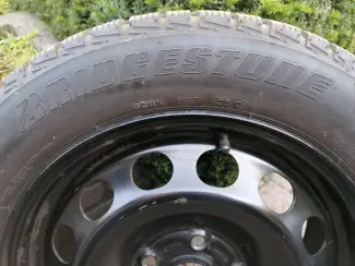 Autobanden Te koop winterbanden op stalen velgen met sierdeksels