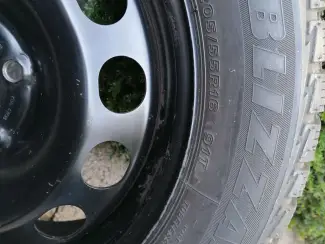 Autobanden Te koop winterbanden op stalen velgen met sierdeksels