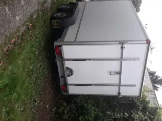 gesloten aanhangwagen met valdeur