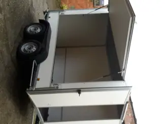 gesloten aanhangwagen met zijluik