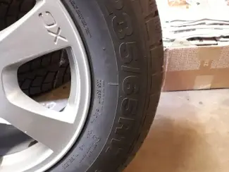 Autobanden banden op velg