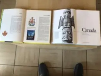 2 boeken v.Canada ,oudere & vernieuwde versie TOP