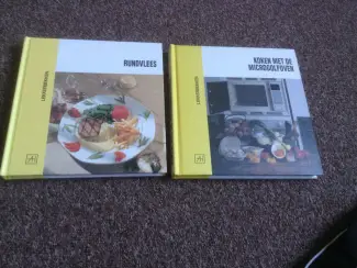 TWEE KOOKBOEKEN een met rundsvlees en een met microgolfoven