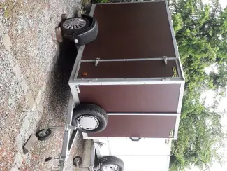 gesloten aanhangwagen met zijdeur