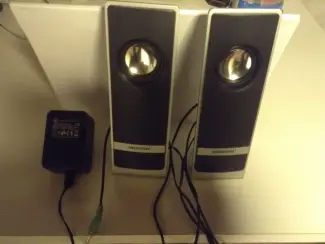 JVC,Vier kleine boxen,2 boxen van medion PC ,MET LADER nieuw