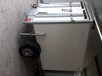 gesloten aanhangwagen met valdeur
