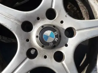 Autobanden banden op velg