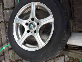 Autobanden banden op velg