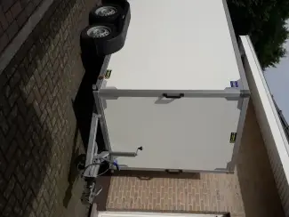 gesloten aanhangwagen geremd