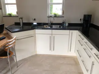 Keuken | Keukenelementen Aanbouwkeuken Beige (Vanille) met RVS handgrepen