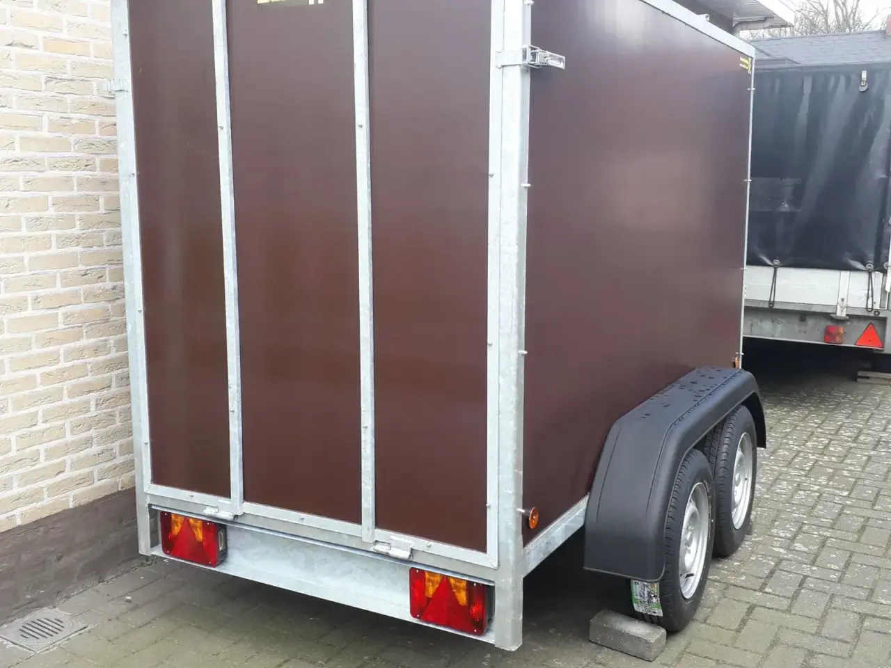 gesloten aanhangwagen met valdeur