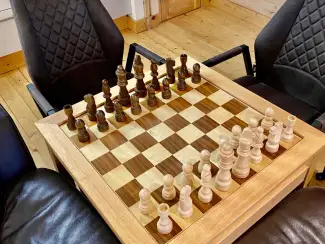 Als nieuwe Schaak Bijzettafel met twee Leren Stoelen op Wieltjes