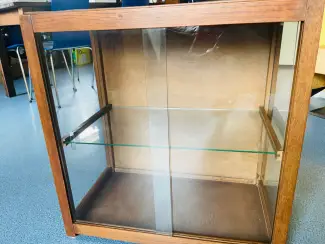 Te koop leuke houten vitrinekast
