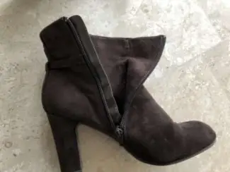 Schoenen Nieuw bruine suede enkellaarsjes, mt 38 met rits en sierbandje