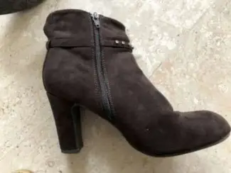 Schoenen Nieuw bruine suede enkellaarsjes, mt 38 met rits en sierbandje